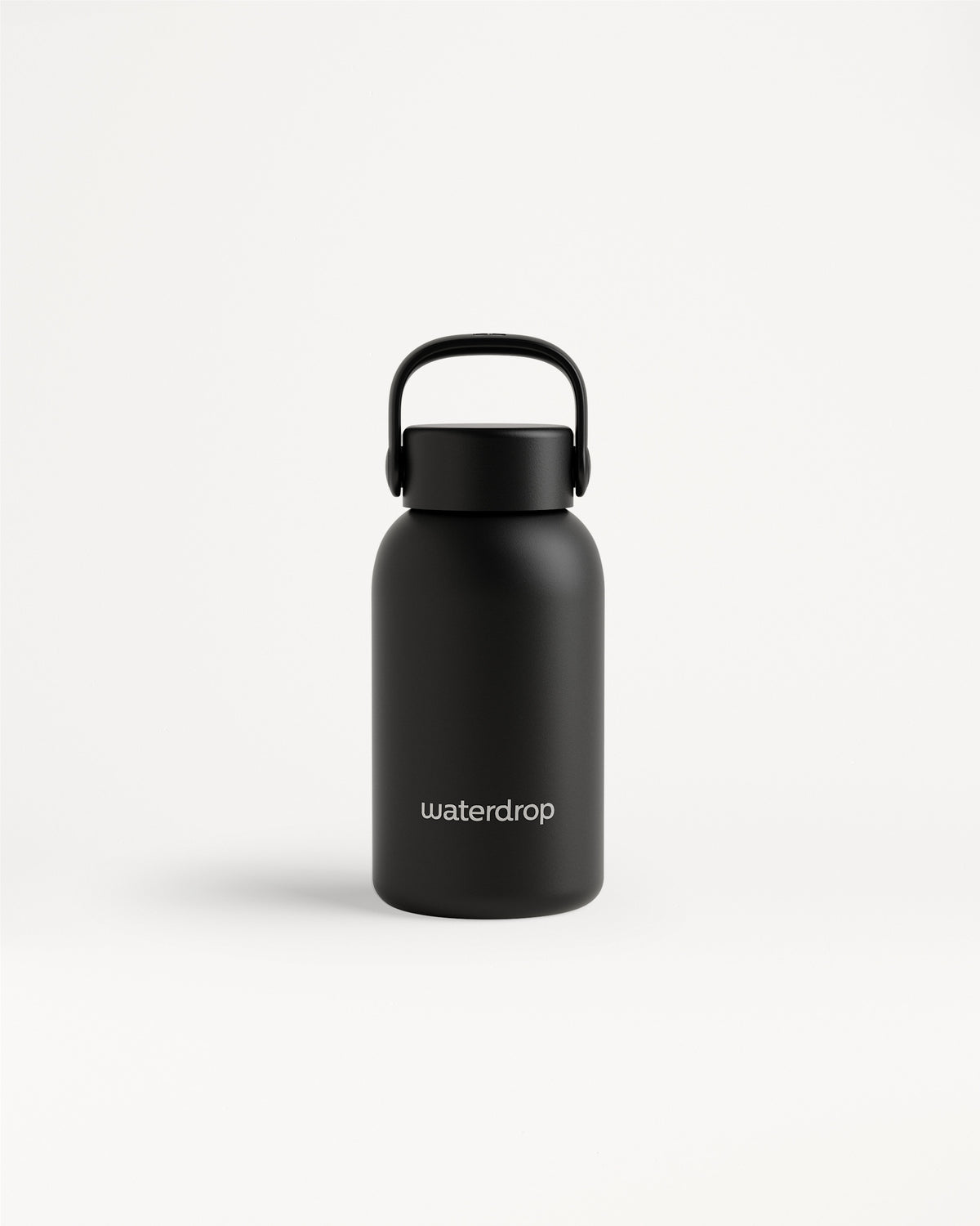 Bouteille noire isolante avec poignée incurvée et finition matte sur un fond clair.