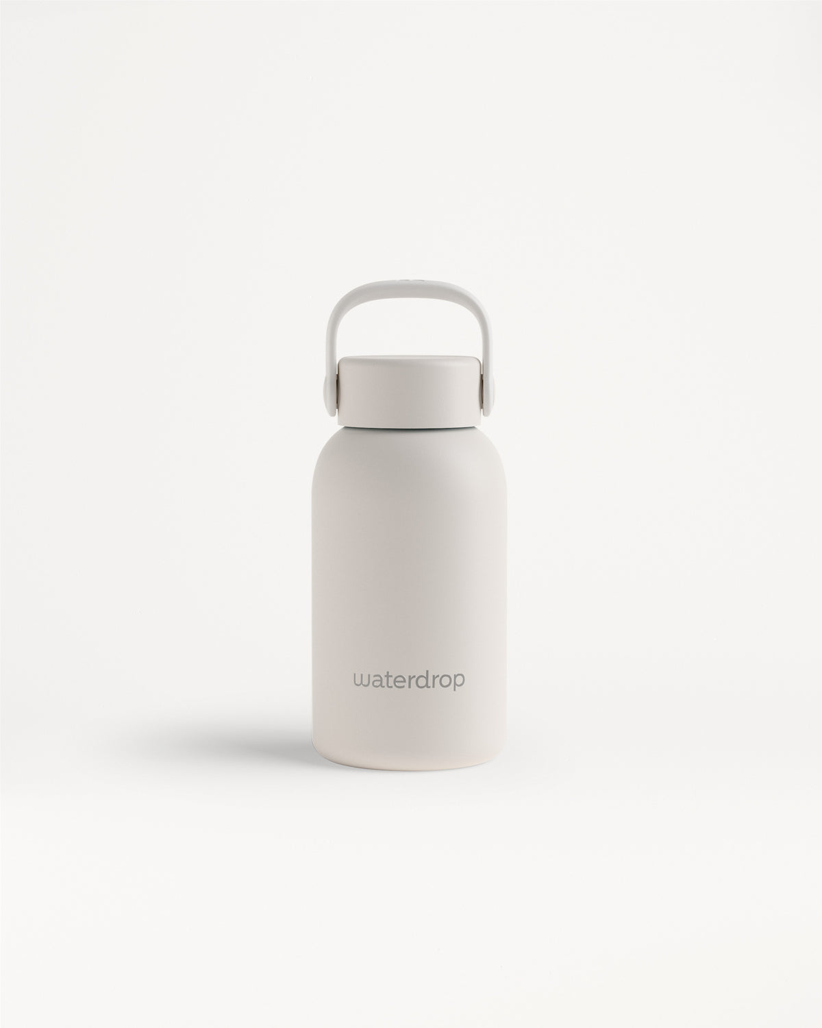Bouteille blanche avec bouchon gris clair et poignée sur fond blanc.
