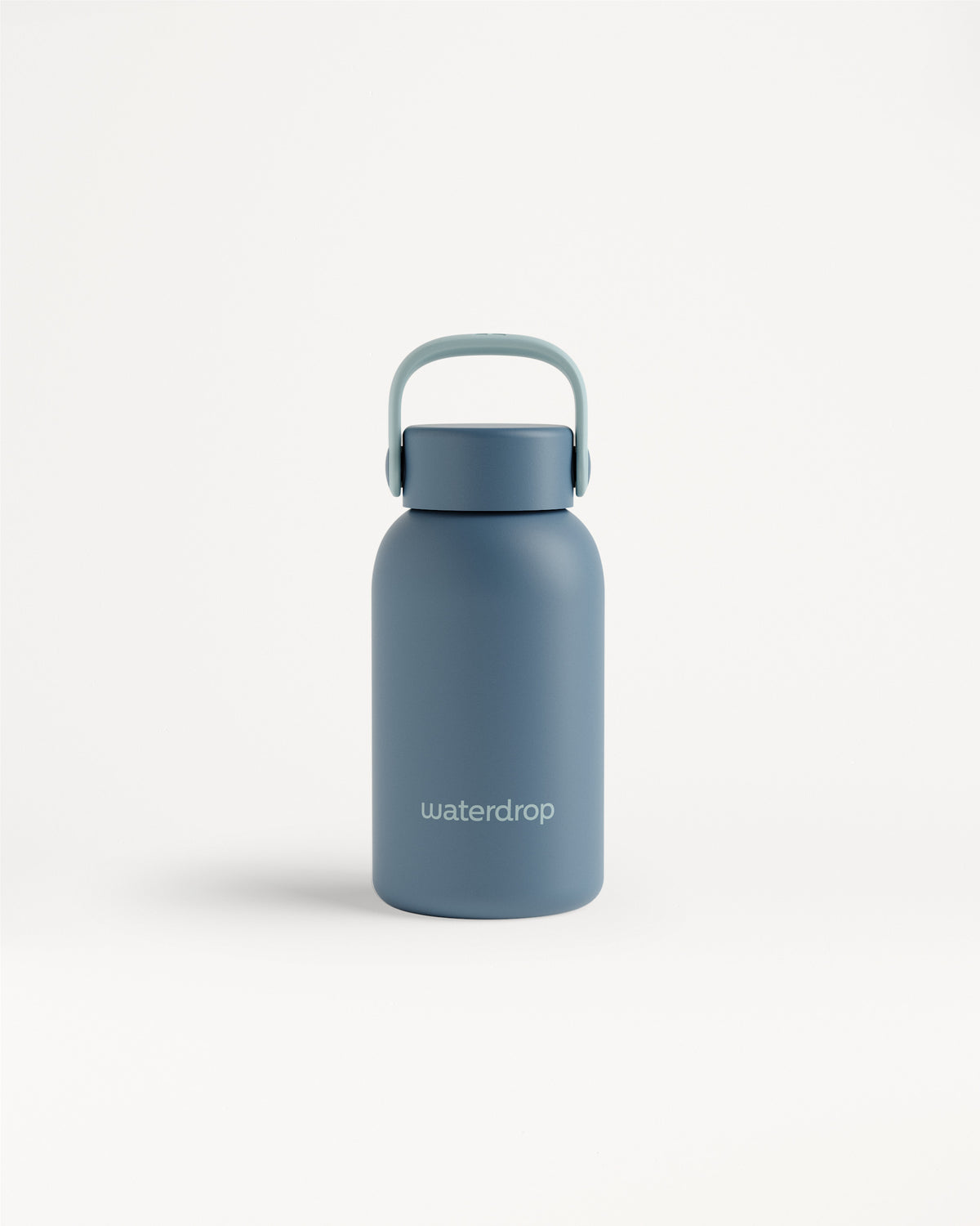 Bouteille d'eau bleue isolante avec poignée sur fond blanc.