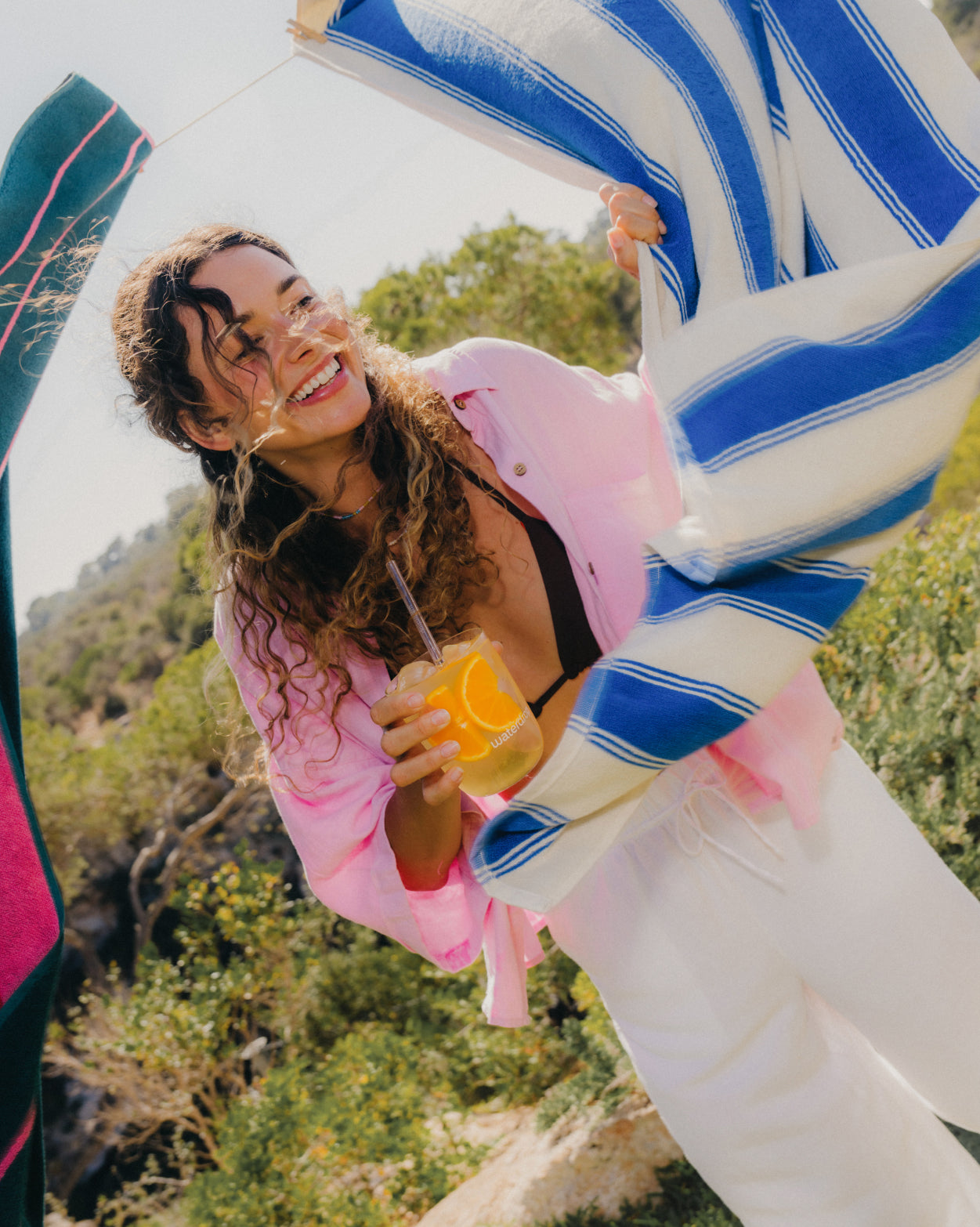 Woman holding orange drink, promoting Coffret 30 Jours d'Hydratation.