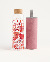 Édition en Verre glass water bottle close-up.